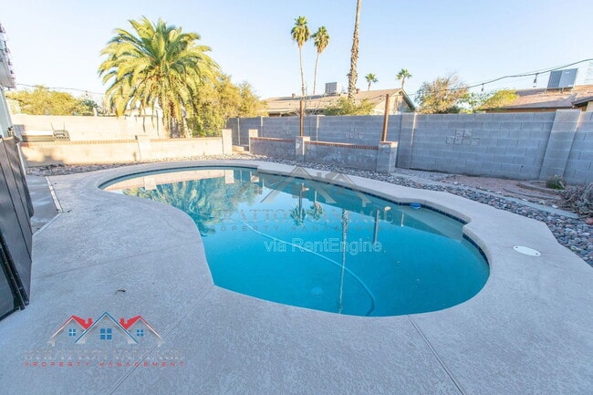 Building Photo - 1735 W Pampa Ave