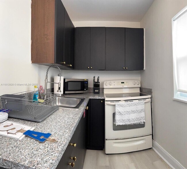 Building Photo - 1301 Grouper Dr