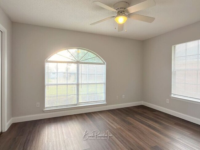 Building Photo - 2520 Southern Oaks Dr