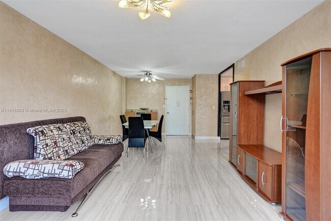 Building Photo - 1913 S Ocean Dr