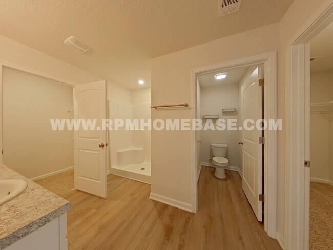 Building Photo - Spacious 5-Bedroom Home with Flexible Livi...