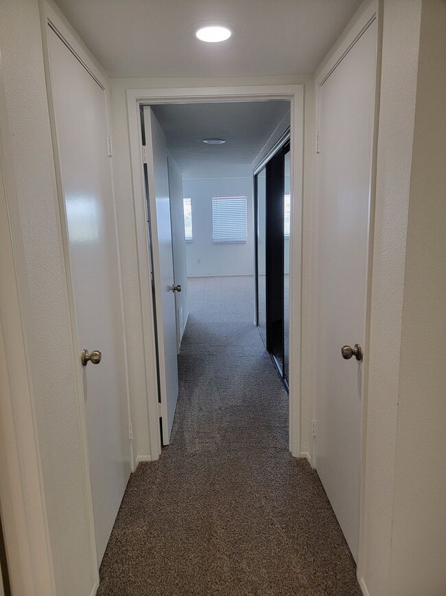 Building Photo - 2 BR / 2 BA Condo with Spectacular Views Near Patrick Henry High School