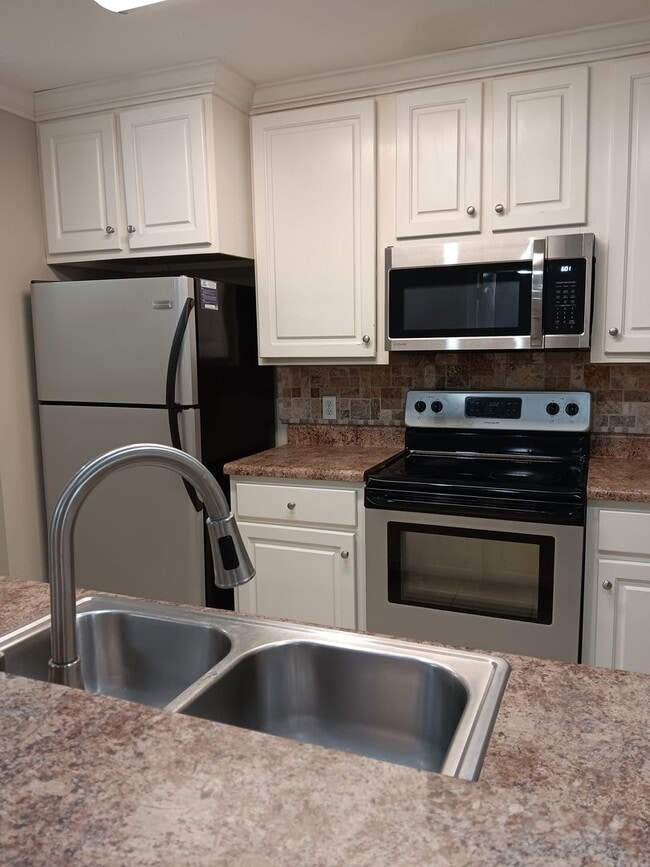 Building Photo - 3 Bedroom/2.5 Bath in Countryview Village