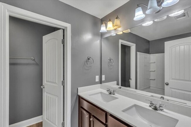 Building Photo - Richmond Hill- 3Br, 2 1/2 Bath Townhome