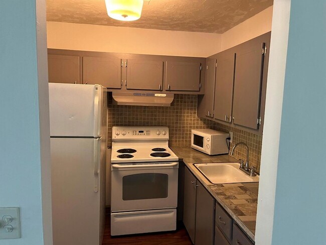 Building Photo - 63 Easthampton C