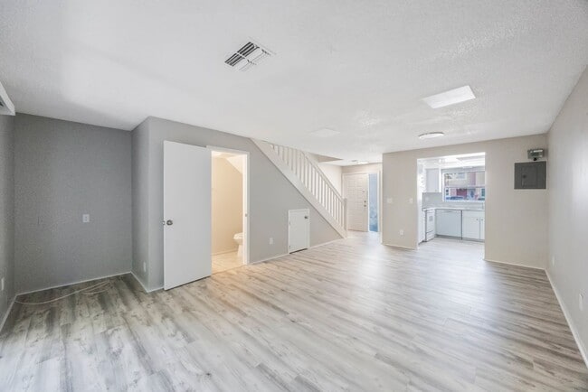Building Photo - Renovated Town Home 2 bedroom 1.5 bath ** ...
