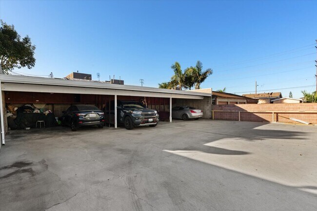 Building Photo - 336 W Hillcrest Blvd