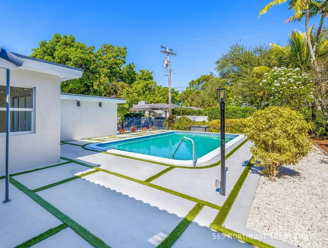 Building Photo - 565 NE 105th St