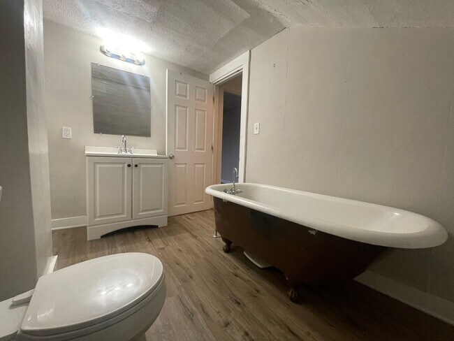 Building Photo - 4BD/1.5BA Home For Rent In Valpo