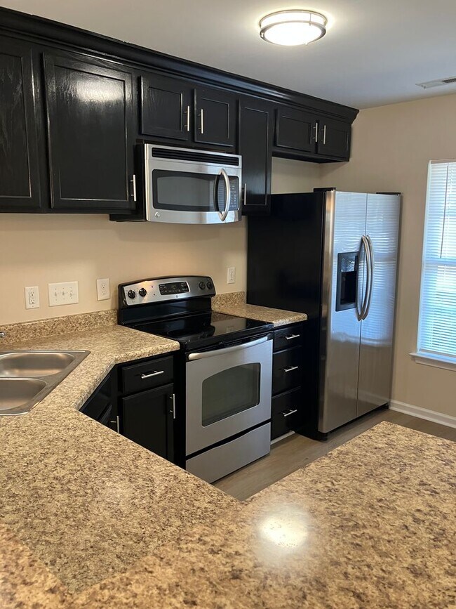 Building Photo - Robyns Glen townhome