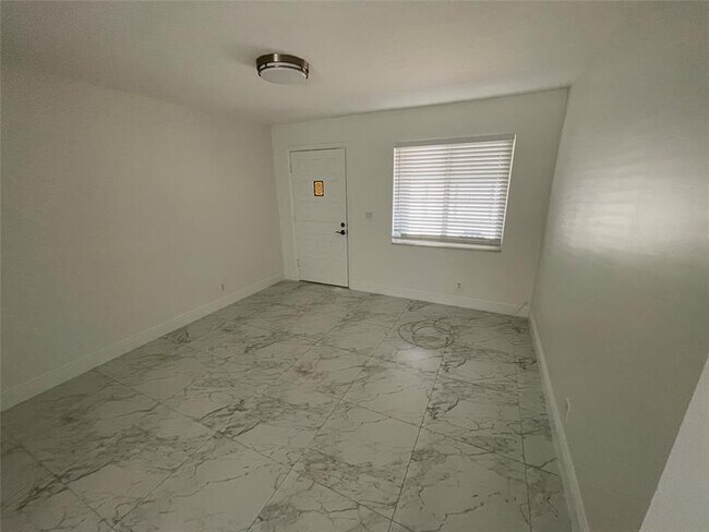 Building Photo - 770 NE 38th St