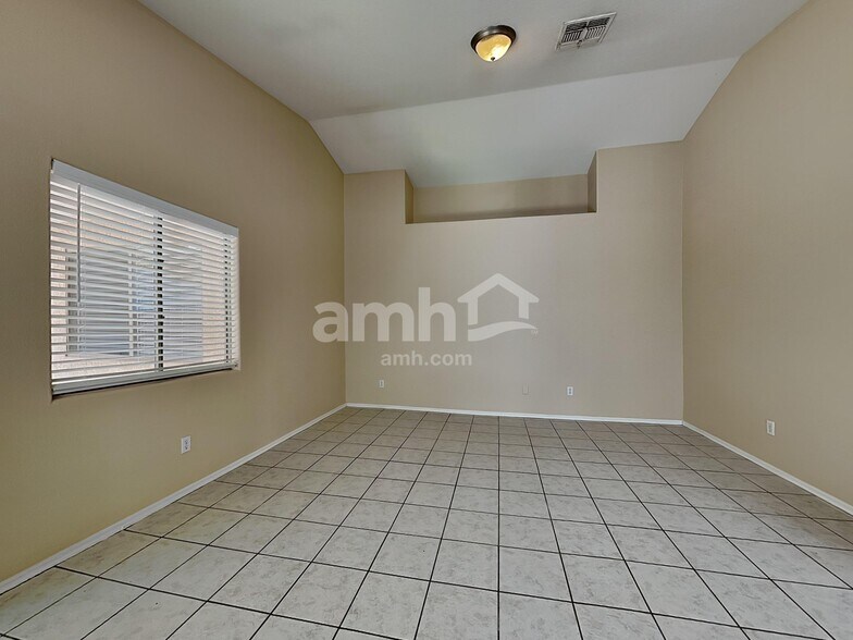 Building Photo - 6323 W Winslow Ave