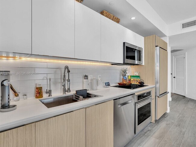 Building Photo - 121 NE 34th St