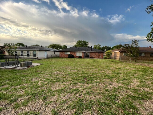 Building Photo - Greenacres -North Bossier.. Close to Barksdale Air Force Base..