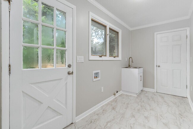 Building Photo - 400 Derby Ln