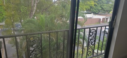 Building Photo - 3680 Inverrary Dr