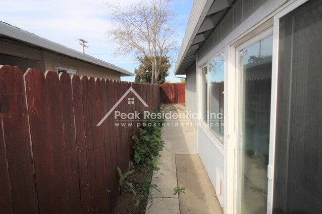 Building Photo - Cute 2bd/2ba Duplex with Garage - Walk to ...