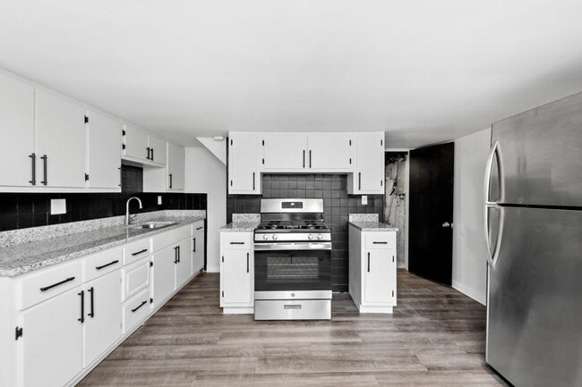 Primary Photo - SCORE 50% OFF 1ST MONTH'S RENT IF SIGNED BY DEC 5! Newly renovated 2 bedroom home in Carrick avai...