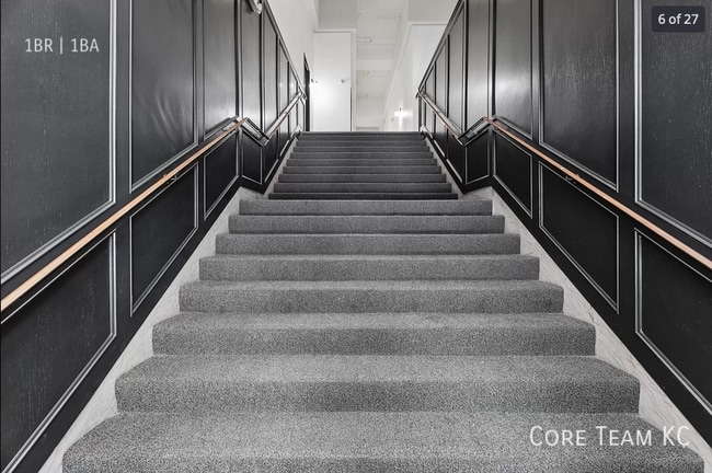 Building Photo - 320 W 7th St