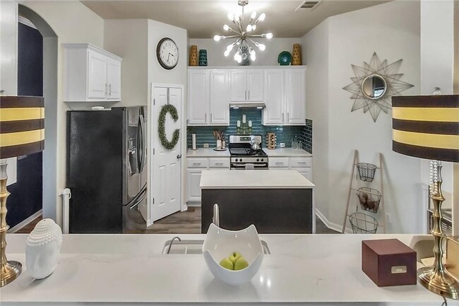 Building Photo - 4121 Lake Edge Way