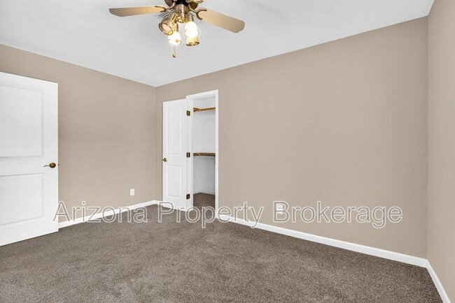 Building Photo - 5610 W Grovers Ave