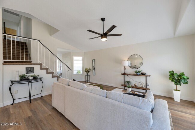 Building Photo - 829 N Bluejay Dr