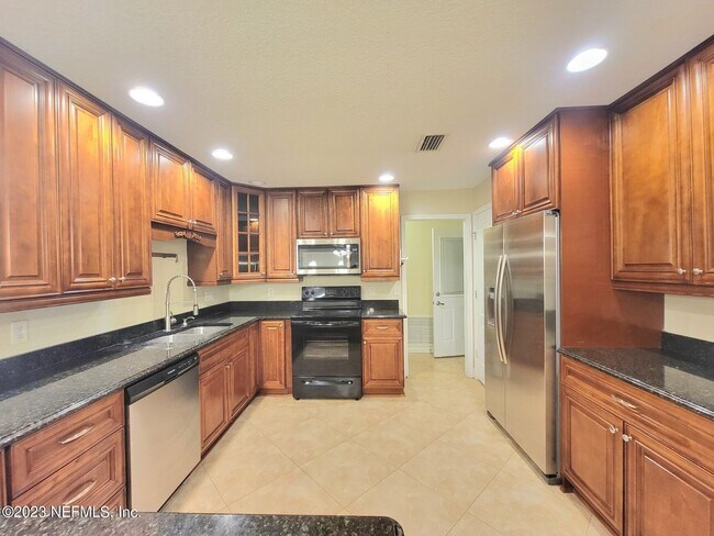 Building Photo - 11640 Wellington Way