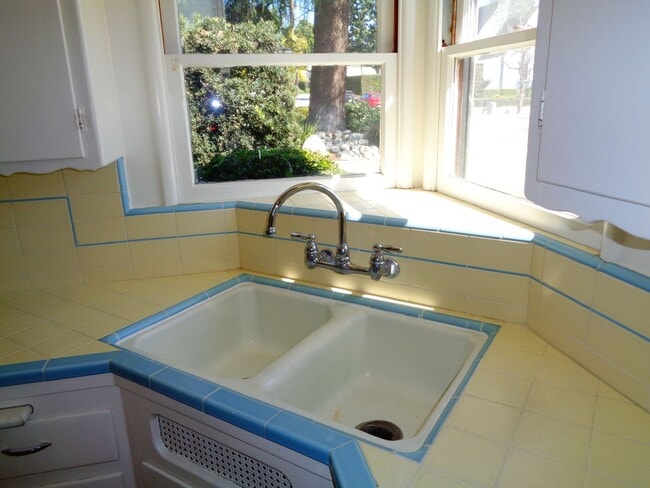 Building Photo - 2 Bedroom 1 Bath Duplex for Rent in Uptown Whittier