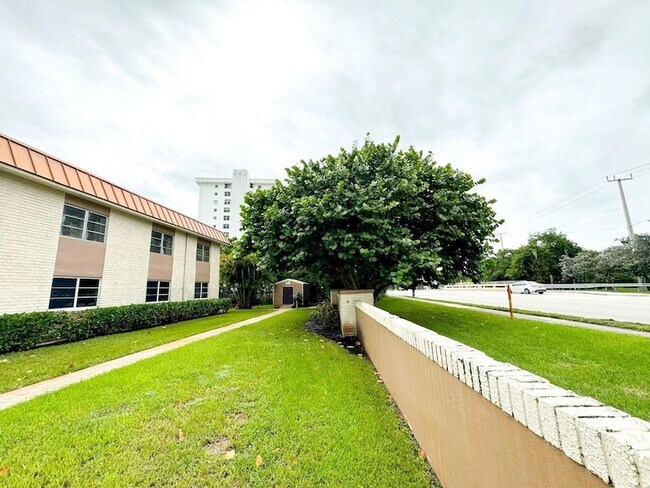 Building Photo - 124 NE 19th Ct