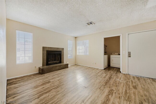 Building Photo - 2745 Jennydiane Dr