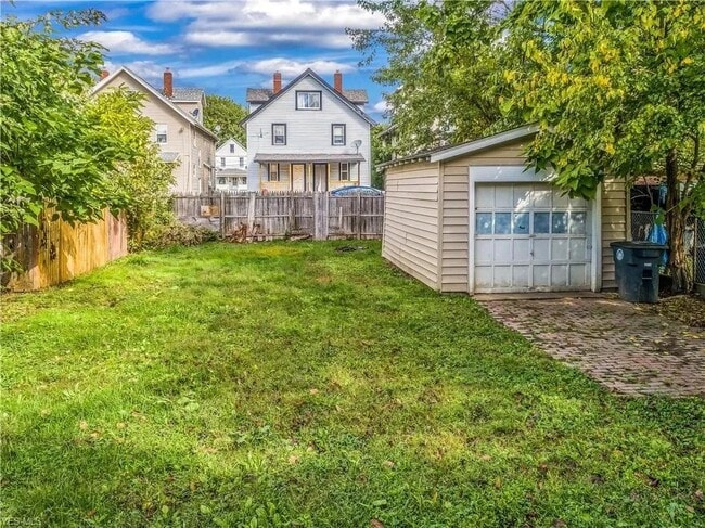 Building Photo - 47 E Mapledale Ave