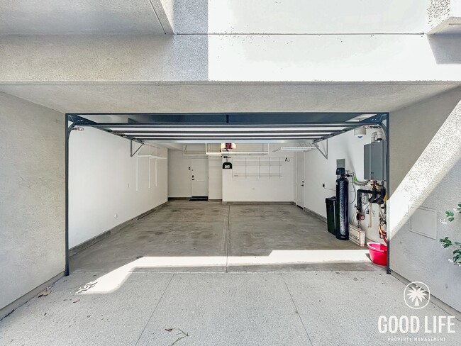 Building Photo - Beautiful 3BD/3BA w/ A/C, In-Unit Laundry, and Attached Garage in Mission Valley!