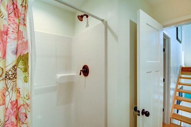 Building Photo - Seasonal Rental: Total Relaxation with Sou...