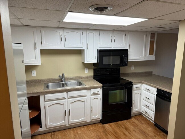 Building Photo - ** Holiday Special ** No rent until January 1st, 2026 plus $100 CASH bonus - Exp. 12/31/25