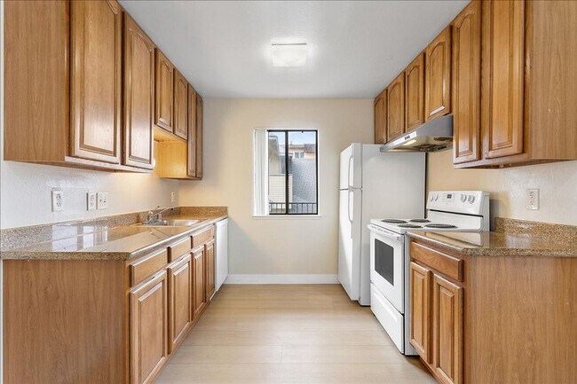 Building Photo - 2228 Lincoln Ave