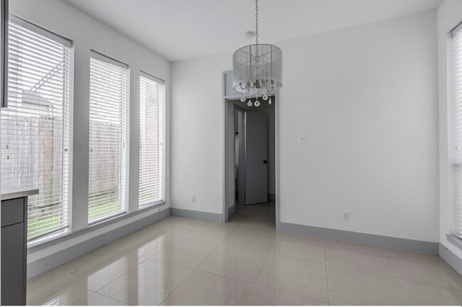 Building Photo - 1022 Forest Home Dr