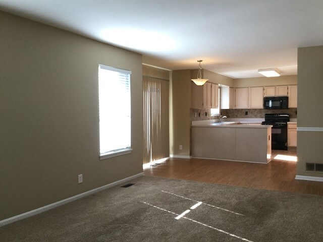 Building Photo - 13817 S Petersburg Dr