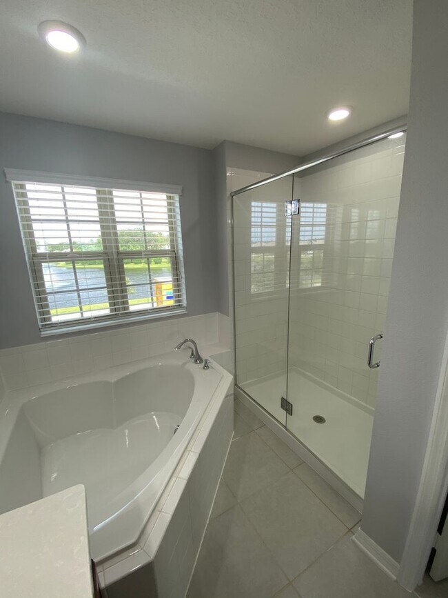 Building Photo - 4-Bedroom, 2.5-Bathroom in Saint Cloud