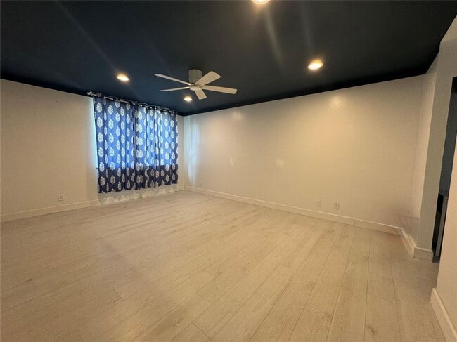 Building Photo - 7481 Santa Monica Dr