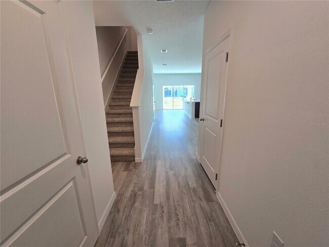Building Photo - 737 W Oak Dr