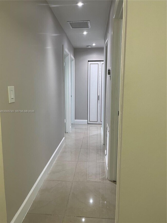 Building Photo - 6661 SW 137th Ct