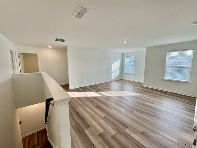 Building Photo - Like New 5 Bedroom Home with Community Amenities