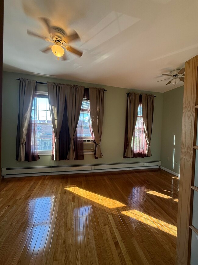 Building Photo - 470 Mallory Ave