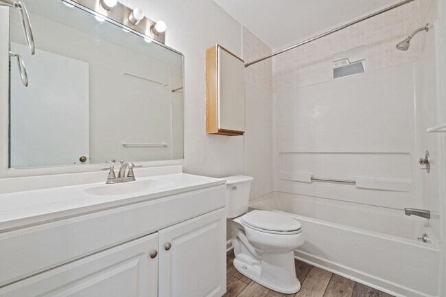 Building Photo - GREAT LOCATION!!! Large 2bedrm - Mins to U...