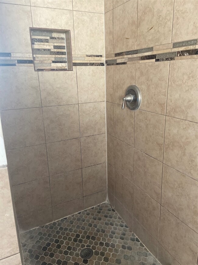 Building Photo - 1930 Shady Oaks Ct