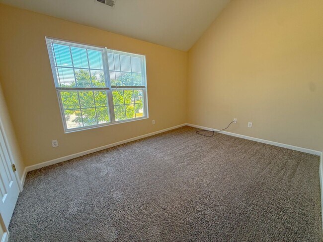 Building Photo - 3 Bedroom 2.5 Bath Single Family Home with Fenced Backyard!