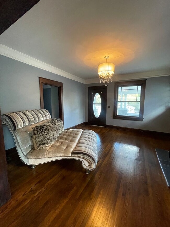 Building Photo - ?? COMING SOON ?? Charming 3 Bed / 1 Bath ...