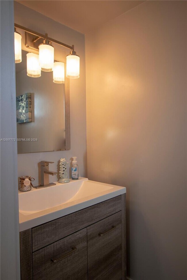 Building Photo - 2117 NE 123rd St