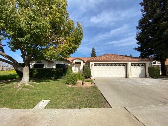 Building Photo - 4 bedroom with a 3 car garage!