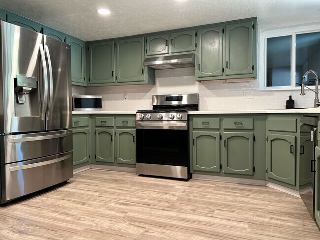 Building Photo - Please contact Vaughn Realty to set up an ...